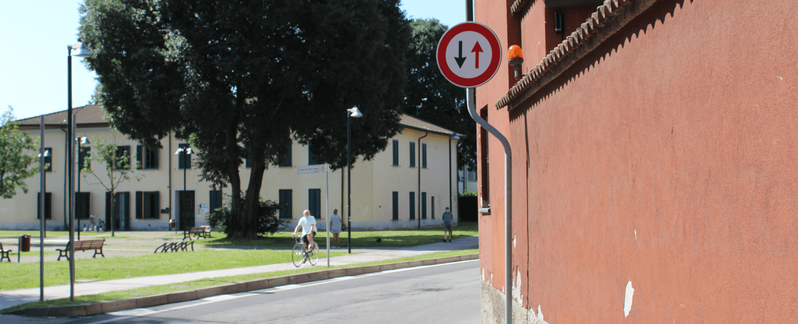 SEGNALE DI DARE PRECEDENZA NEI SENSI UNICI ALTERNATI